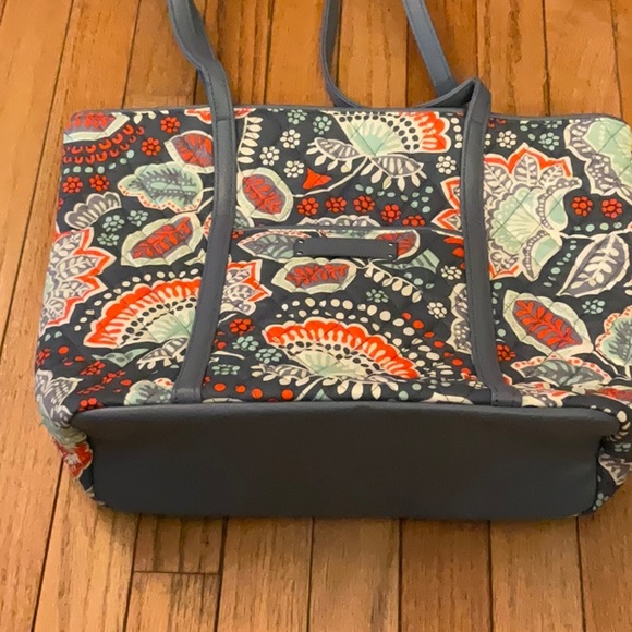 Vera Bradley small trimmed Nomadic Floral with and matching Trifold Wallet. - Picture 3 of 9